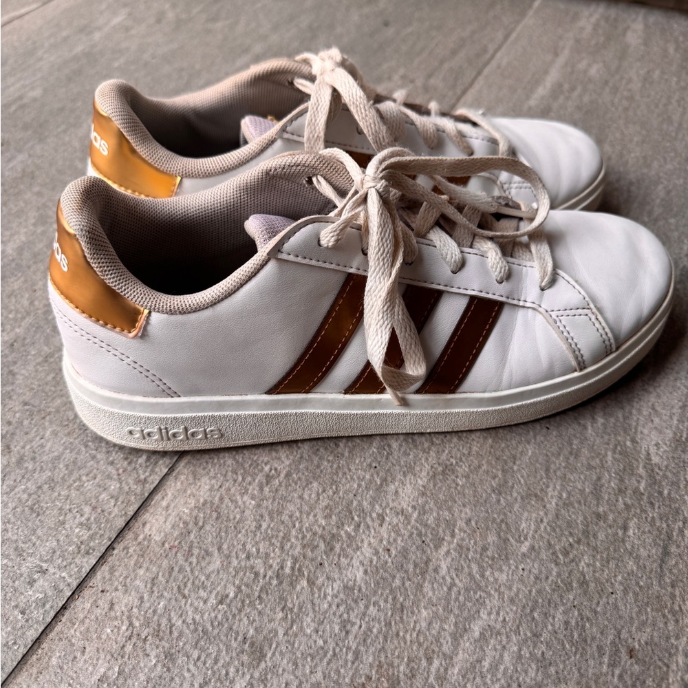 Adidas Grand Court K in white and gold